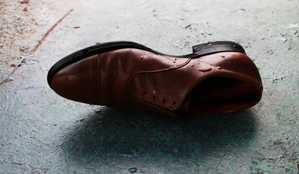 雨でスニーカーや革靴が濡れたときの対処方法 正しい乾かし方と雨ジミ対策 靴修理レスキュー